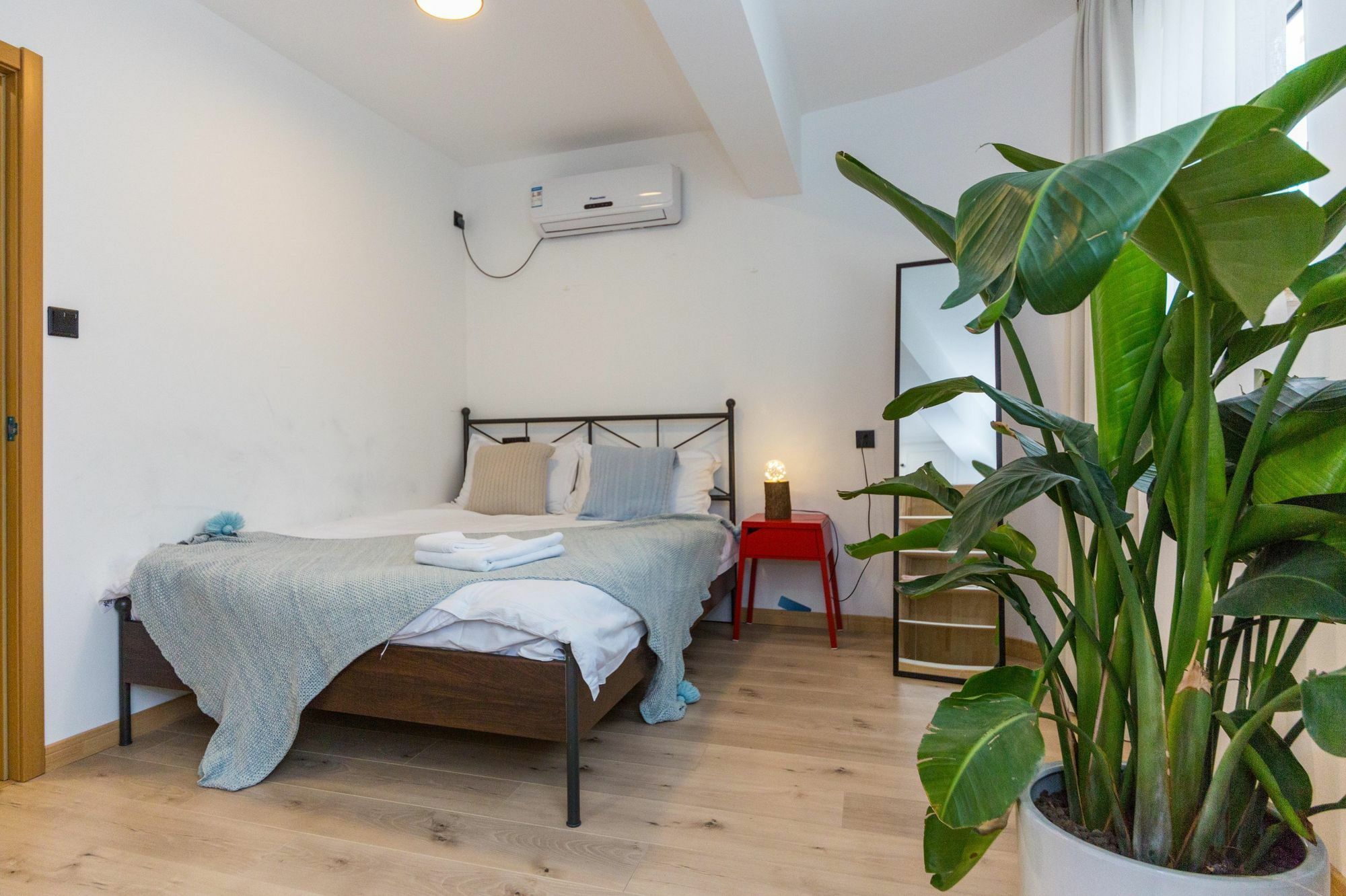 Henry'S Apartment - South Maoming Road Шанхай Экстерьер фото